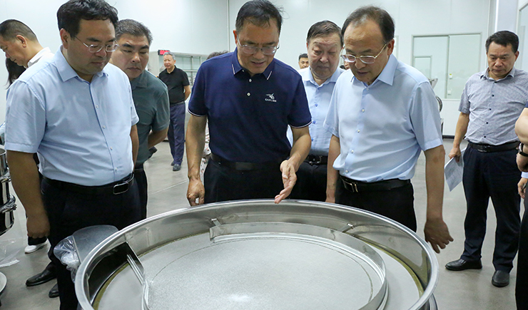 新鄉(xiāng)市市長魏建平蒞臨高服篩機(jī)調(diào)研指導(dǎo)